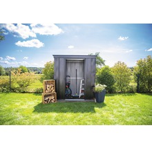 Tuinhuis met tuingereedschap en hout in de tuin