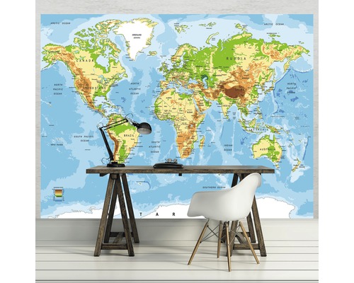 Wereldkaart als muurschildering in de studeerkamer met bureau en stoel