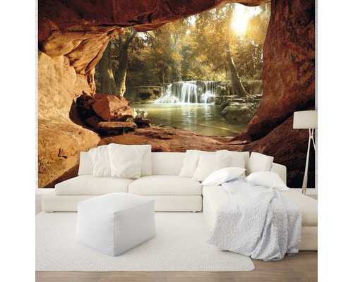 Woonkamer met fotobehang van een waterval in een grot