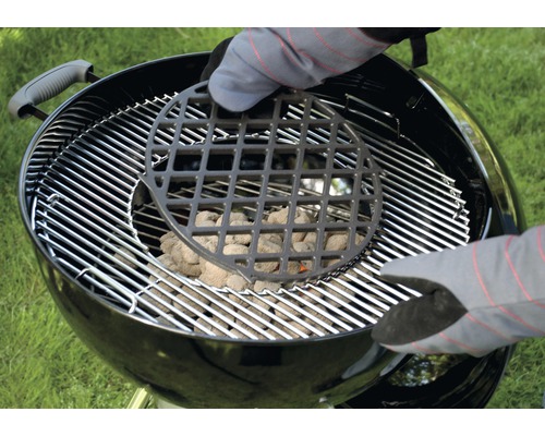 Barbecue met houtskoolrooster en houtskool