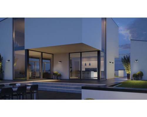 Moderne gevel met buitenverlichting, terras en tuin