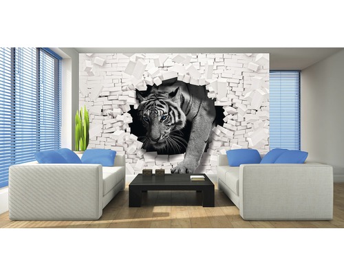 Woonkamer met fotobehang van een tijger die uit een bakstenen muur breekt