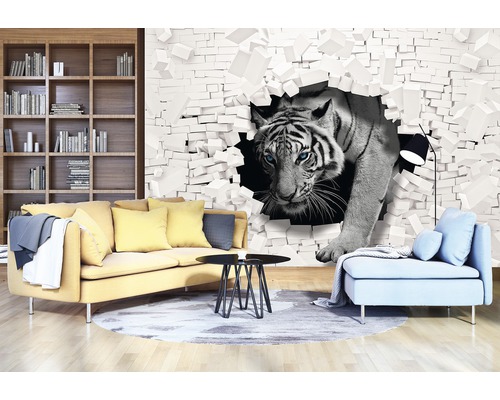 Woonkamer met een bank, een fauteuil en fotobehang met een tijger die door een muur breekt