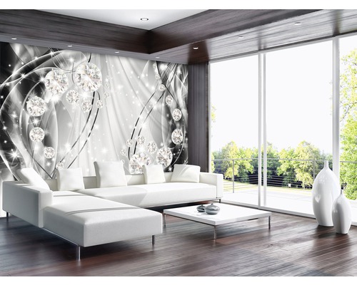 Woonkamer met witte bank, salontafel en fotobehang met diamantmotief