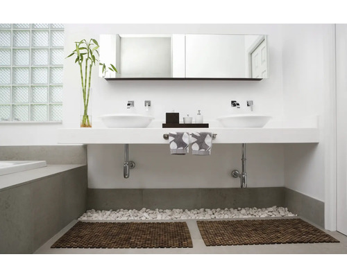 Moderne badkamer met dubbele wastafel, spiegel, bamboedecoratie, kiezelstenen en houten matten