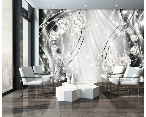 Woonkamer met vliesbehang met diamantenmotief, witte stoelen en tafel