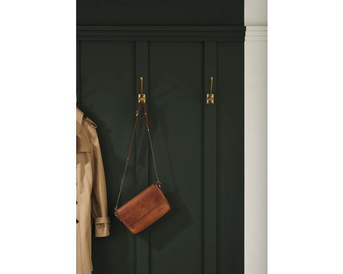 Wandgarderobe met jas en tas aan gouden haken