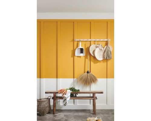 Scene met bezems, vuilblik, bank en wandpanelen