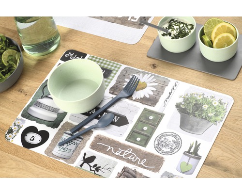 Gedekte tafel met placemat, servies en bestek