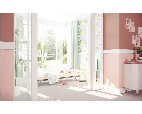 Lichte woonkamer met openslaande deuren, bank en decoratieve wanddecoratie