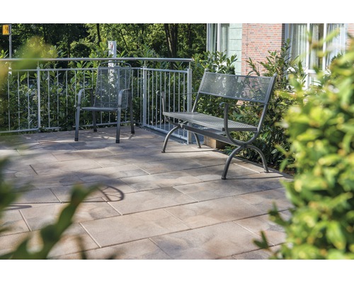 Terras met tuinmeubelen en bestrating