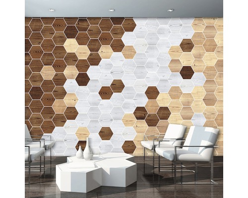 Woonkamer met wandpanelen in zeshoekige vorm en houtlook, aangevuld met fauteuils en een salontafel