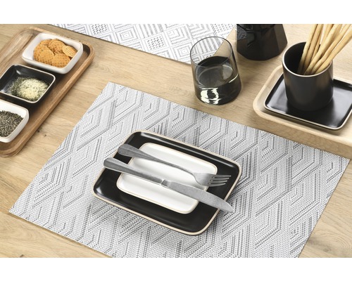 Decoratieve eettafel met servies, bestek en tafelloper