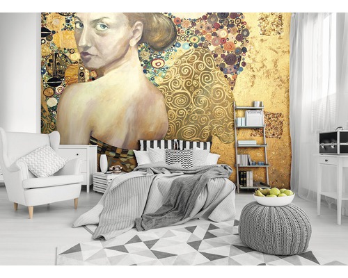 Slaapkamer met muurschildering in de stijl van Gustav Klimt, bed en meubels