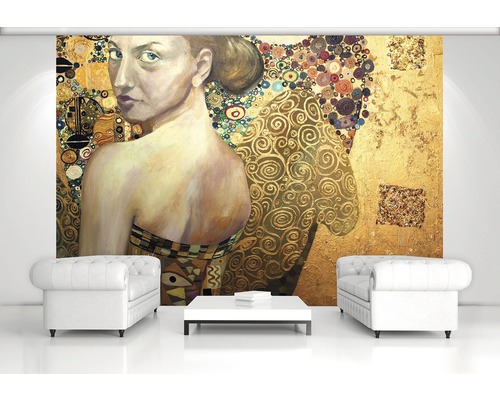 Woonkamer met een fotobehang met een vrouwenportret in de stijl van Gustav Klimt