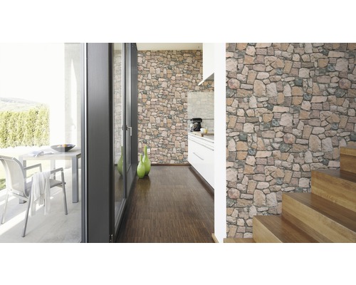 Interieur met steenbehang, houten vloer en buitenterras