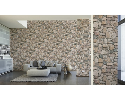 Woonkamer met steenmuurbehang, bank en vloerkleed.