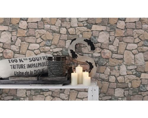 Decoratieve wanddecoratie met behang met steenmotief en witte kaarsen