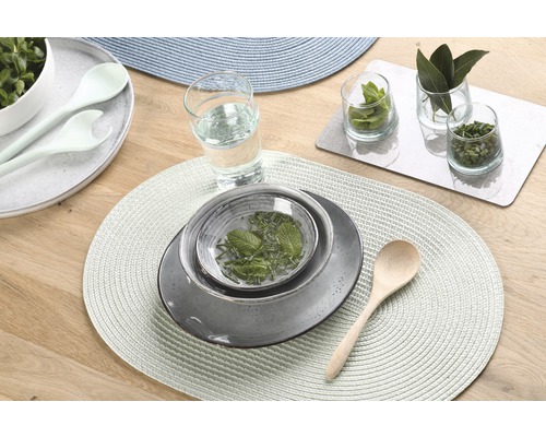 Tafeldecoratie met borden, kommen, bestek en glazen op placemats