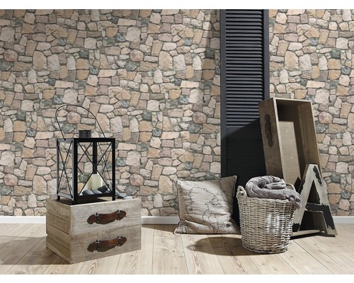 Decoratieve woonsfeer met steenbehang, lantaarn en houten kisten