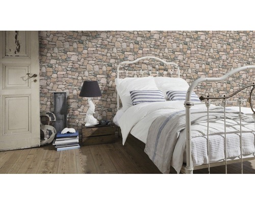 Slaapkamer met bed, lamp en behang metselwerk