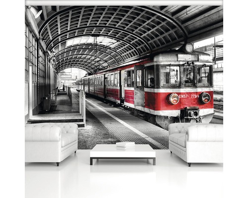 Fotobehang met trein op perron in zwart-wit stijl met rode accenten