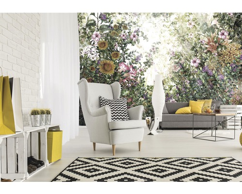 Lichte woonkamer met bloemen fotobehang, fauteuil en tapijt