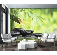 Interieur met fotobehang met bamboe-, steen- en watermotief