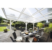 Terras met terrasoverkapping, tuintafel en stoelen