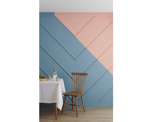 Eetkamer met tafel, stoel en wandpanelen in twee kleuren