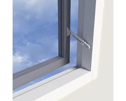 Detailopname van een geopend raam met raamgreep