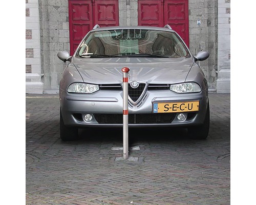 Zilverkleurige auto met parkeerpaal