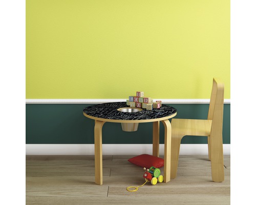 Kindertafel met stoel, speelgoedblokken en speelgoedtrein in de kinderkamer