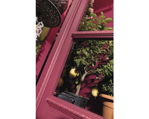 Decoratieve kamer met citroenboom in pot en sierlijsten