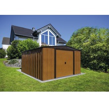 Metalen tuinkast in de tuin