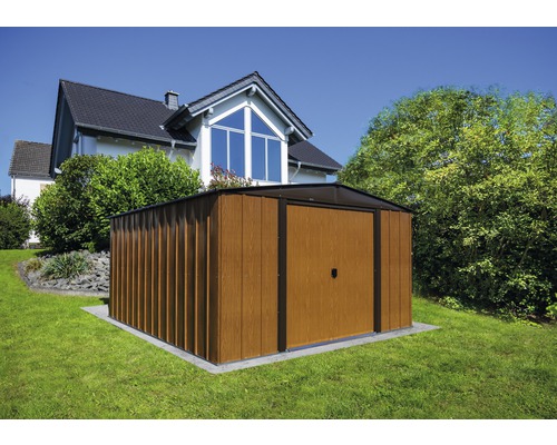 Metalen tuinkast in de tuin
