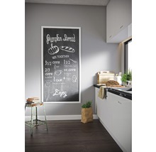 Lichte keuken met een schoolbord met een pompoenbroodrecept aan de muur