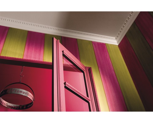 Kamerplafond met sierlijsten, wand met gestreept behang en deurkozijn