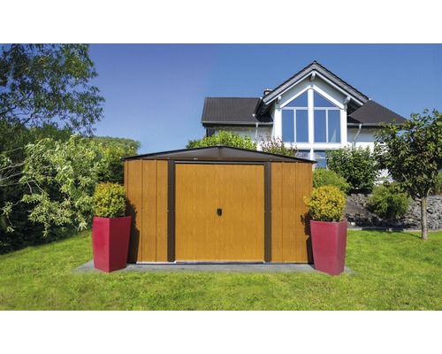Tuinhuis met dubbele deur voor een huis