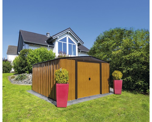Metalen gereedschapshuis in de tuin voor een woonhuis