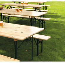 Meerdere biertafels op grasveld