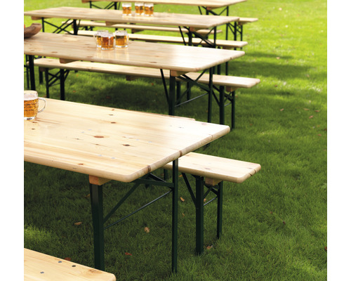 Meerdere biertafels op grasveld