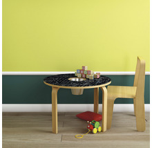 Kinderzitgroep met ronde tafel, stoel, speelgoedblokken en speelgoedtrein in kinderkamer