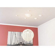 Plafond met sierlijsten, rozetten en een hanglamp