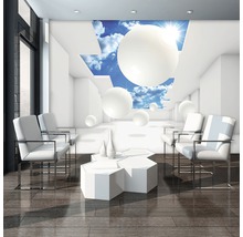 Lichte ruimte met stoelen, tafel en wanddecoratie met hemelthema