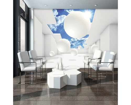 Lichte ruimte met stoelen, tafel en wanddecoratie met hemelthema