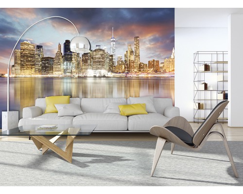 Woonkamer met New York Skyline behang, bank, stoel en salontafel