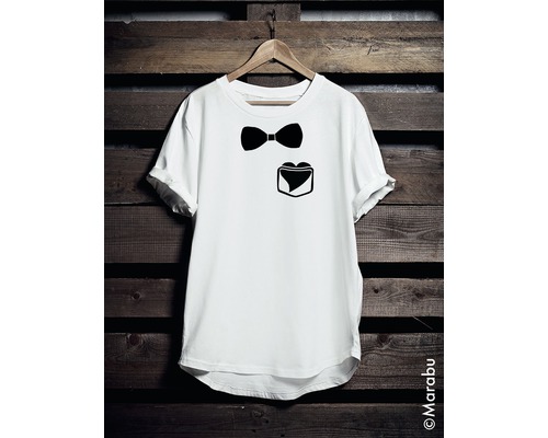 T-shirt met vlinderdas en zakprint op een hanger