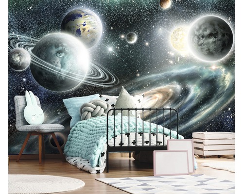 Kinderkamer met ruimtetapijt, bed, stoel en decoratie