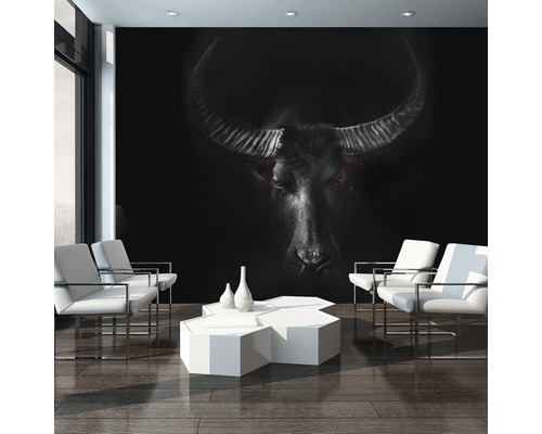 Woonkamer met fotobehang van een buffel, fauteuils en tafel